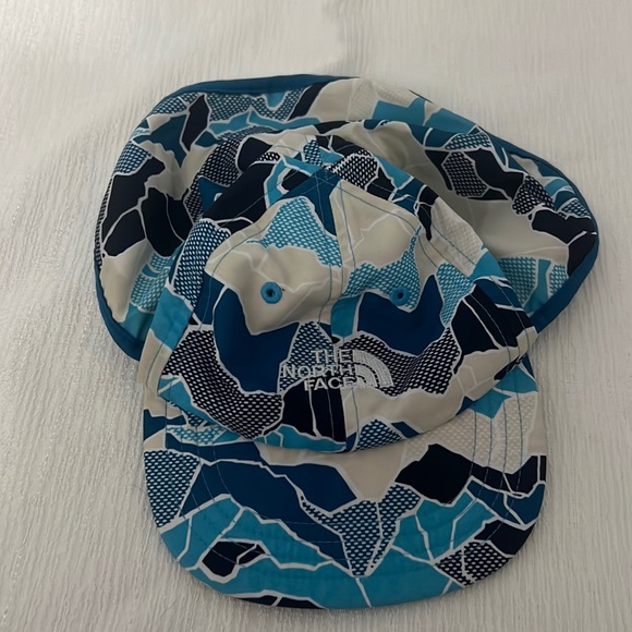 4/$15 The North Face - infant sun hat - Picture 1 of 2